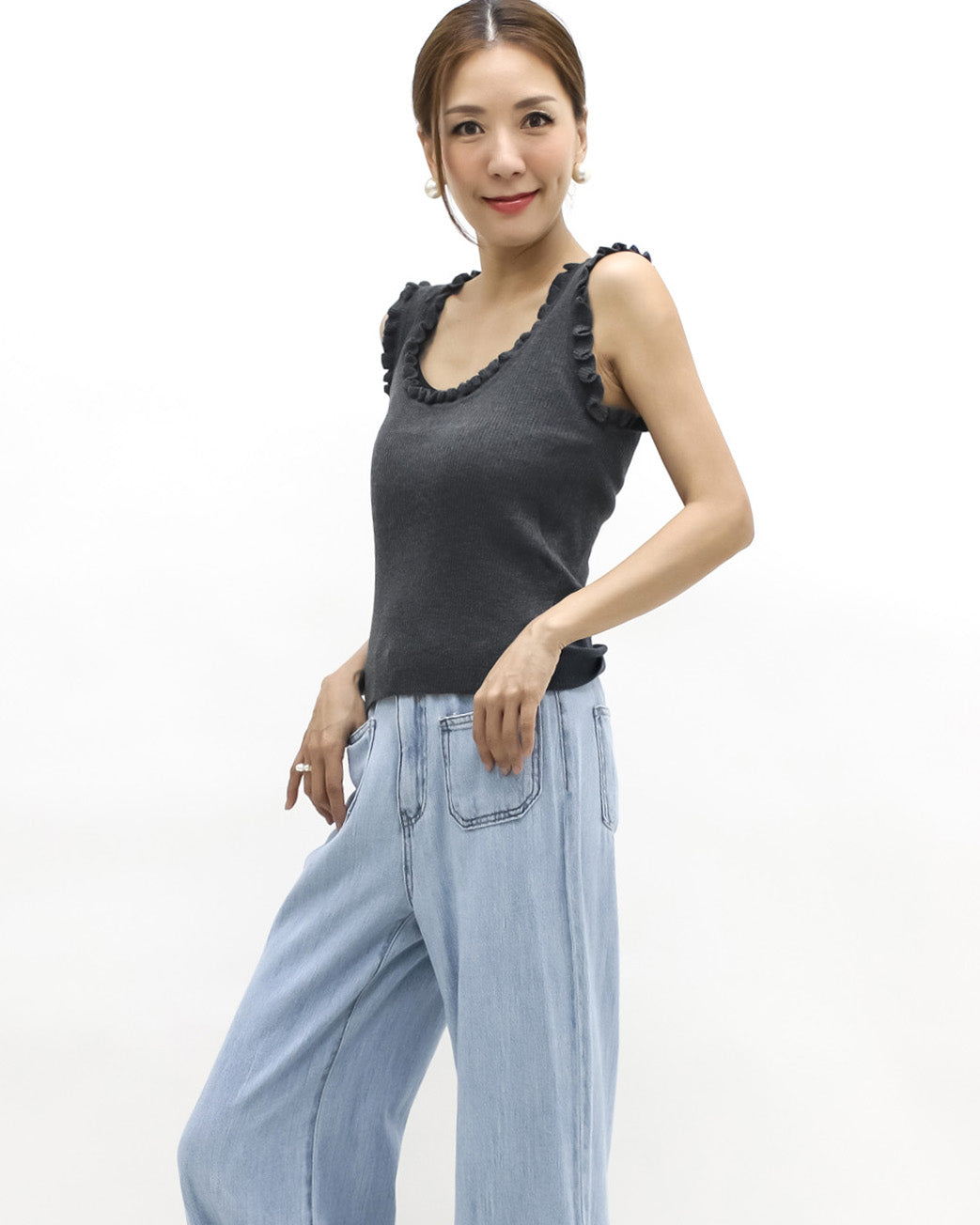 grey ruffles hem knitted vest