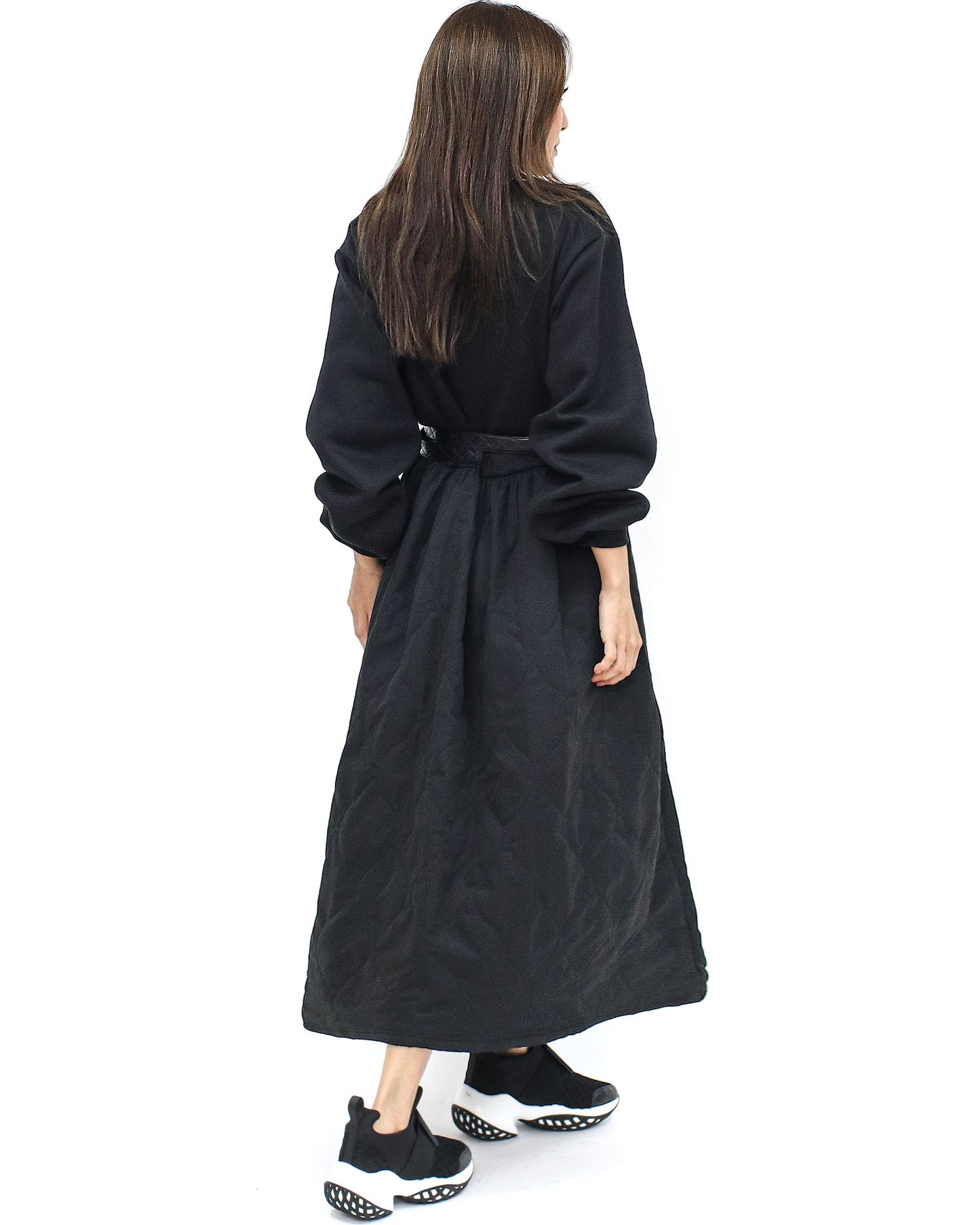 黑色羊毛運動衫搭配絎縫喇叭連身裙