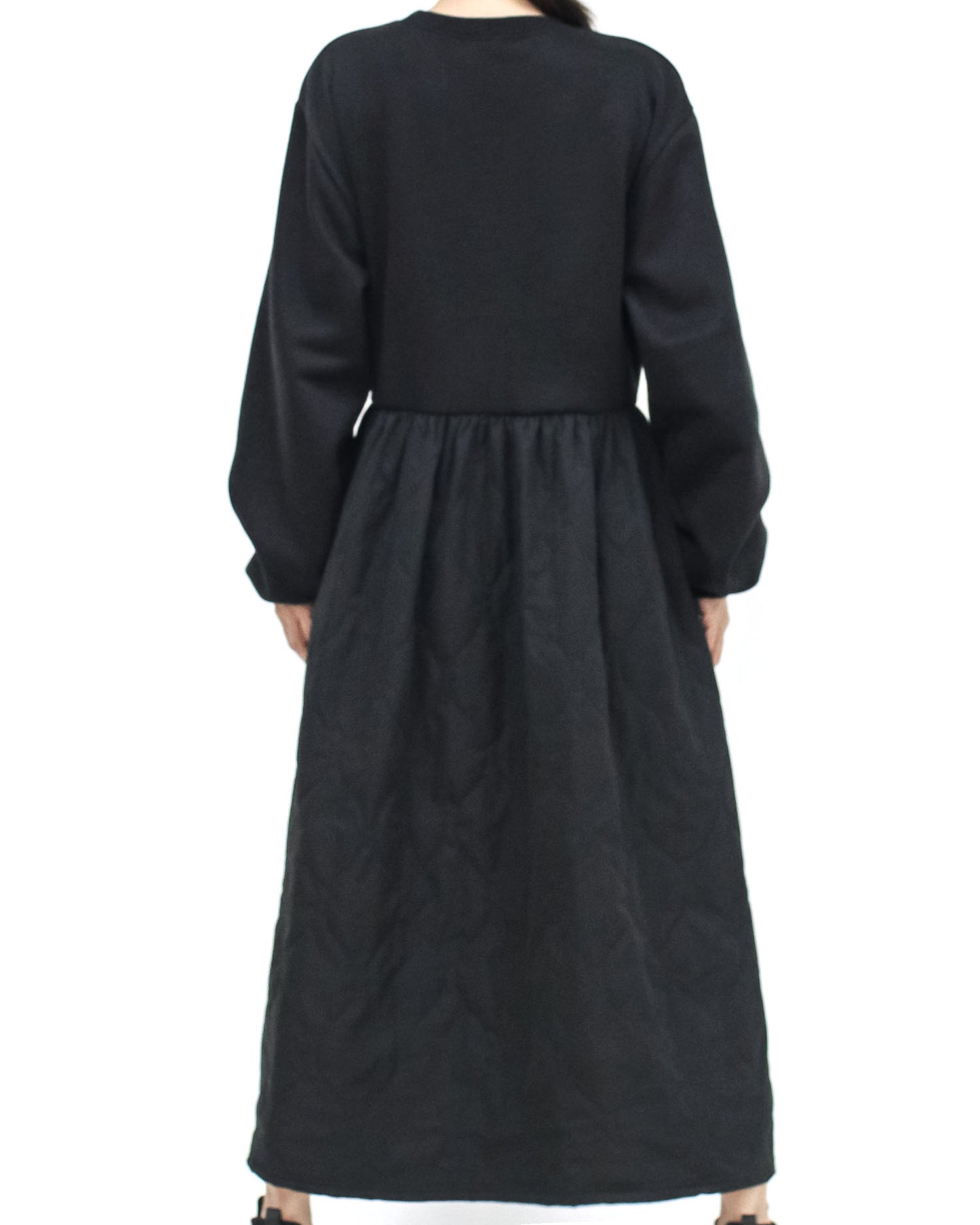 黑色羊毛運動衫搭配絎縫喇叭連身裙