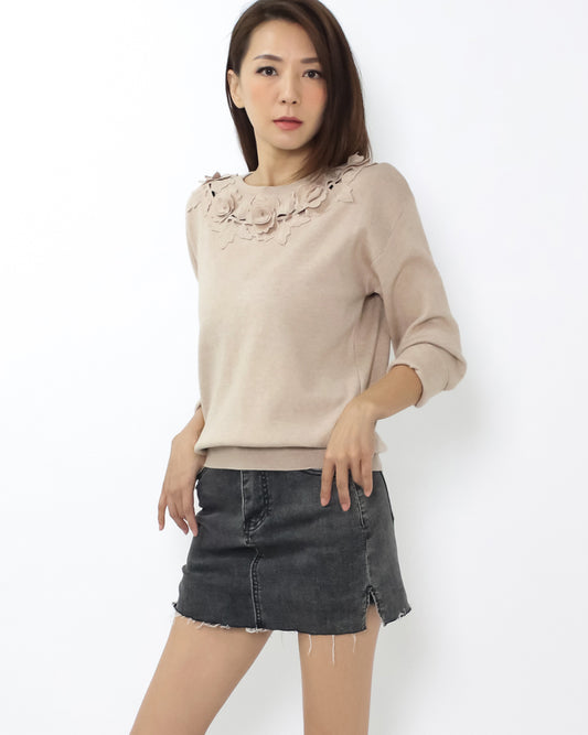 beige flowers neckline knitted top