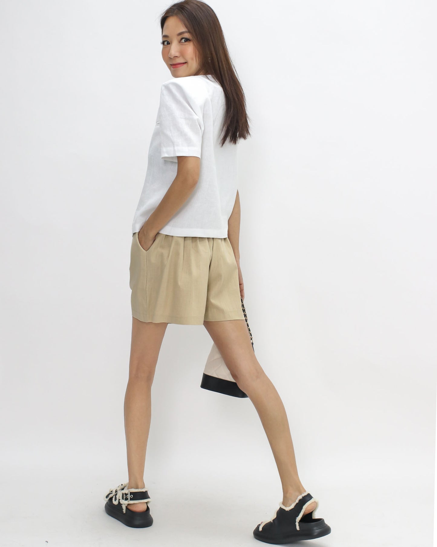 beige linen pockets shorts