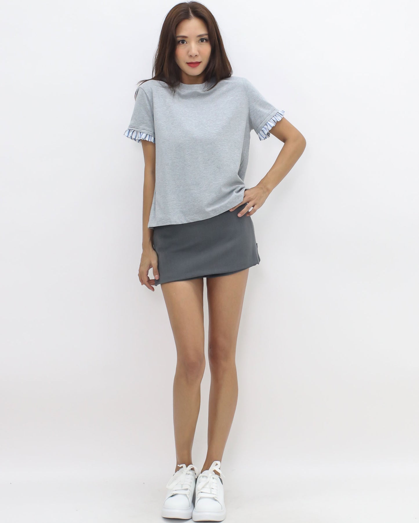 grey w/ blue stripes shirt hem tee