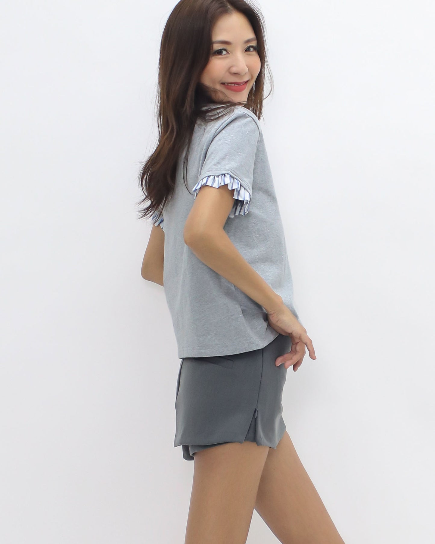 grey w/ blue stripes shirt hem tee