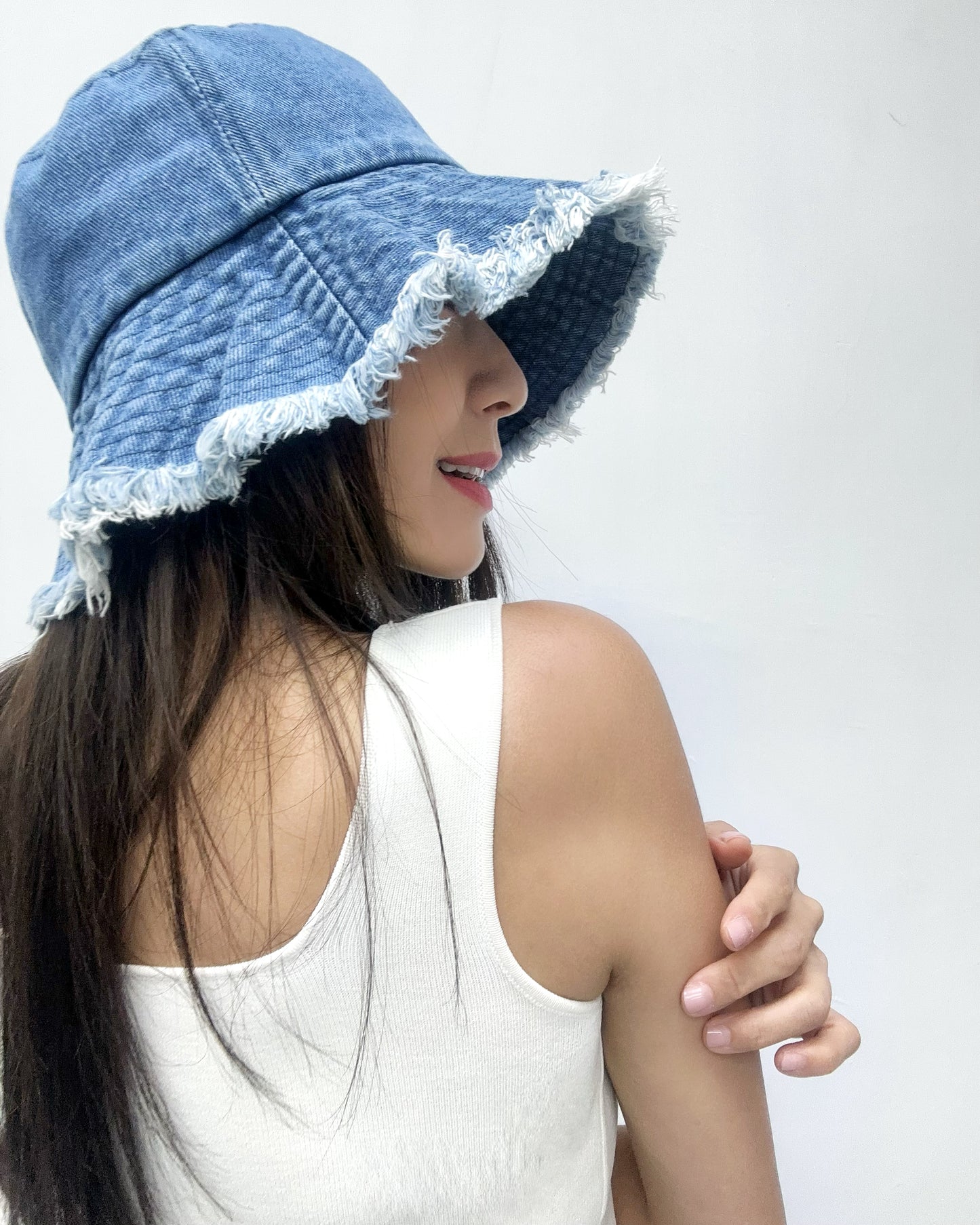 denim ripped hem bucket hat