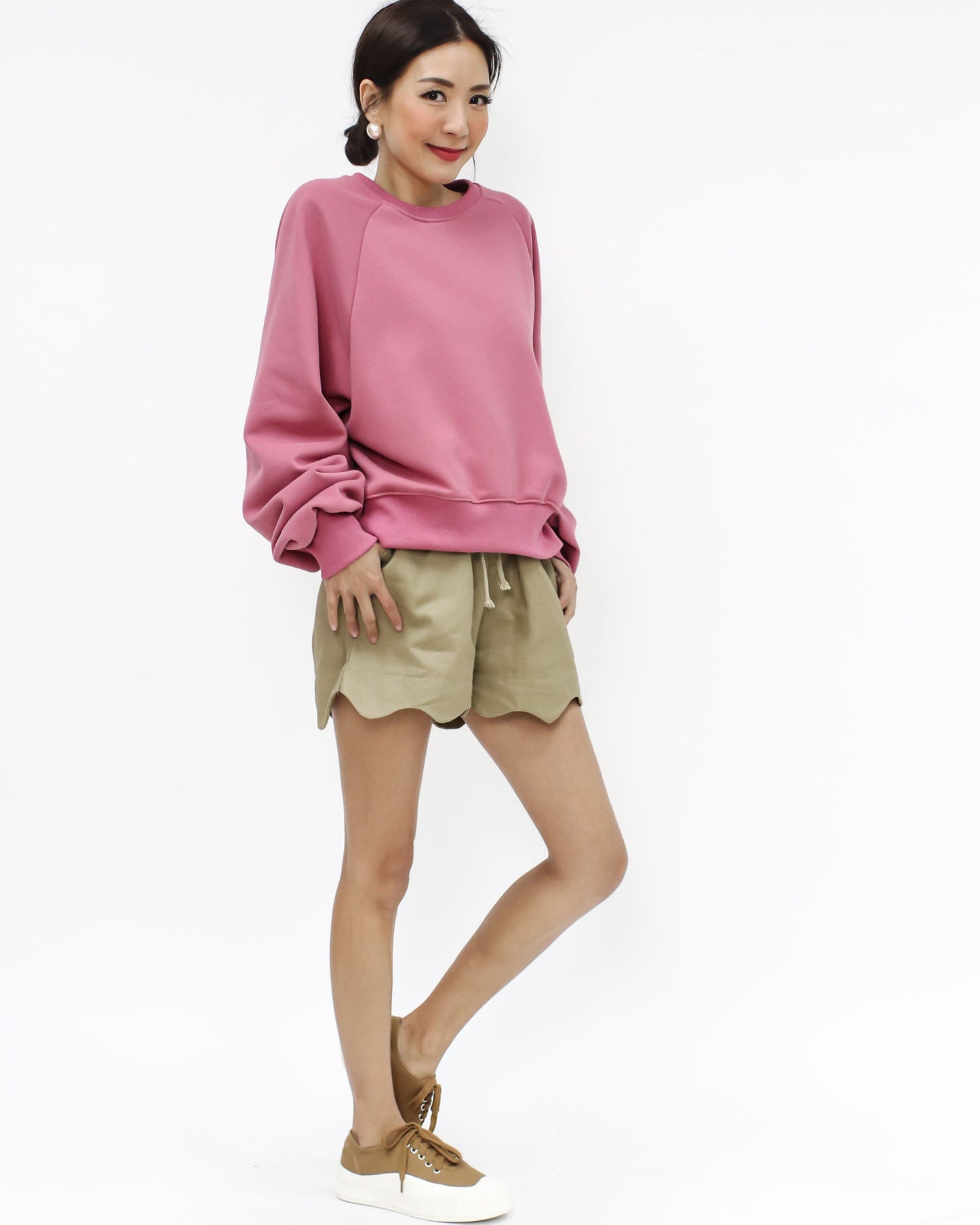 beige scallop hem shorts *pre-order*