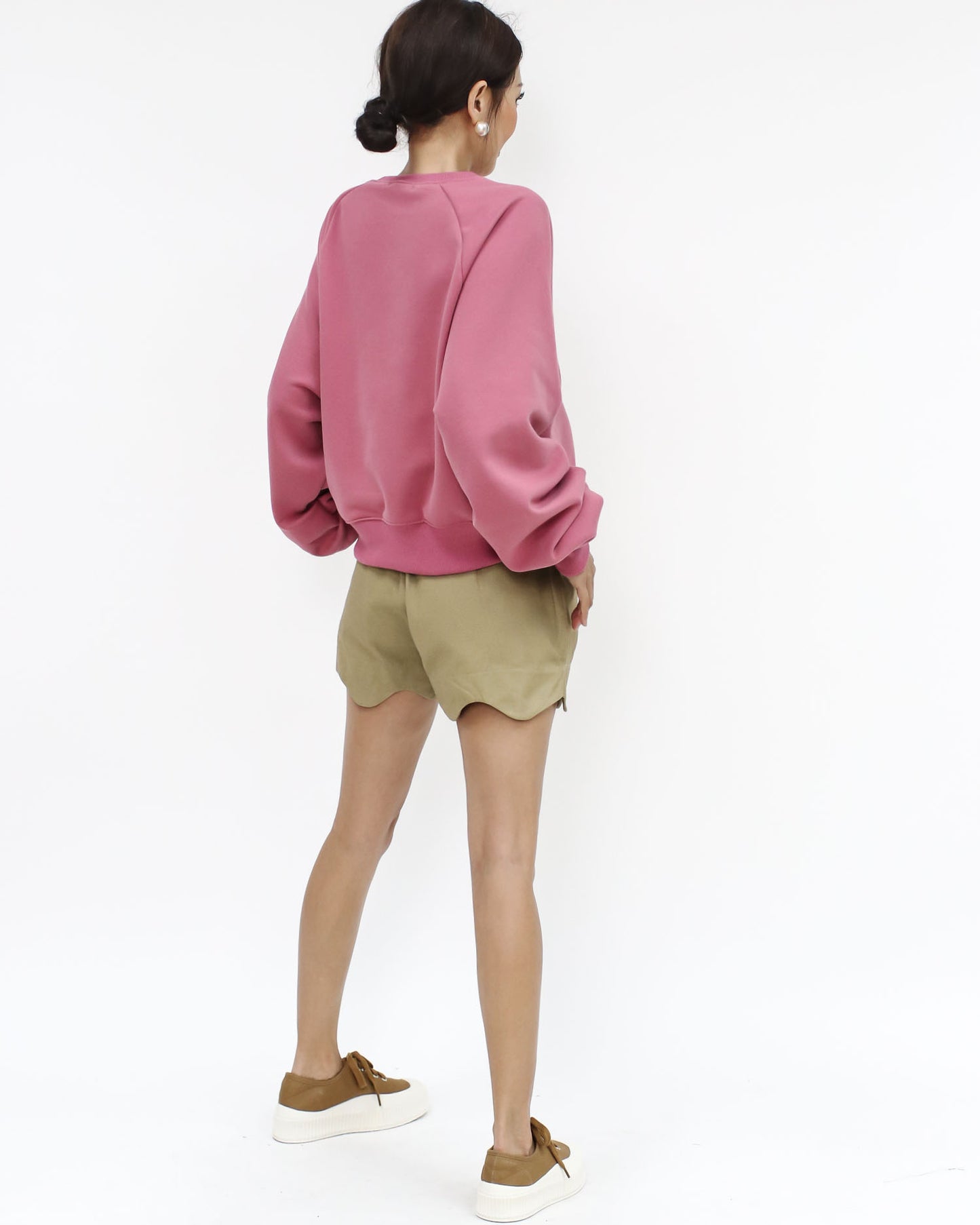 beige scallop hem shorts *pre-order*