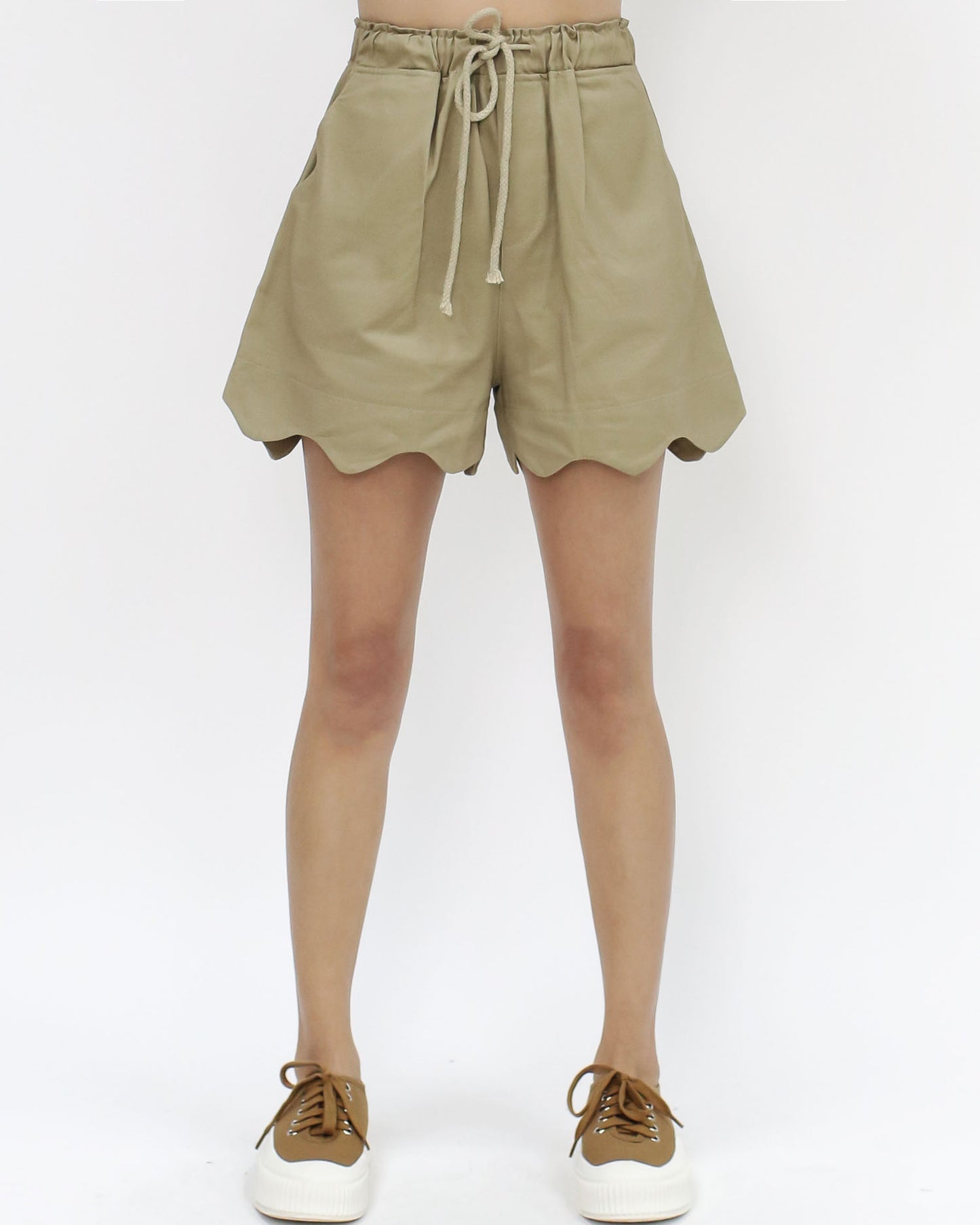 beige scallop hem shorts *pre-order*