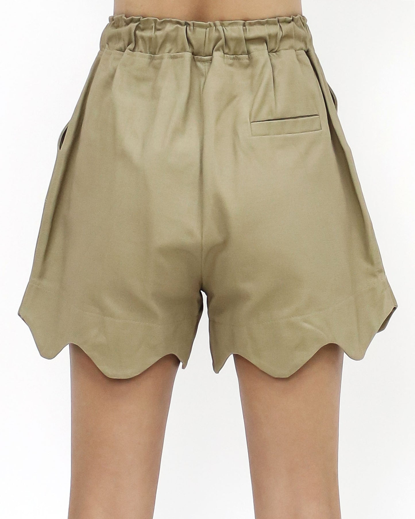 beige scallop hem shorts *pre-order*