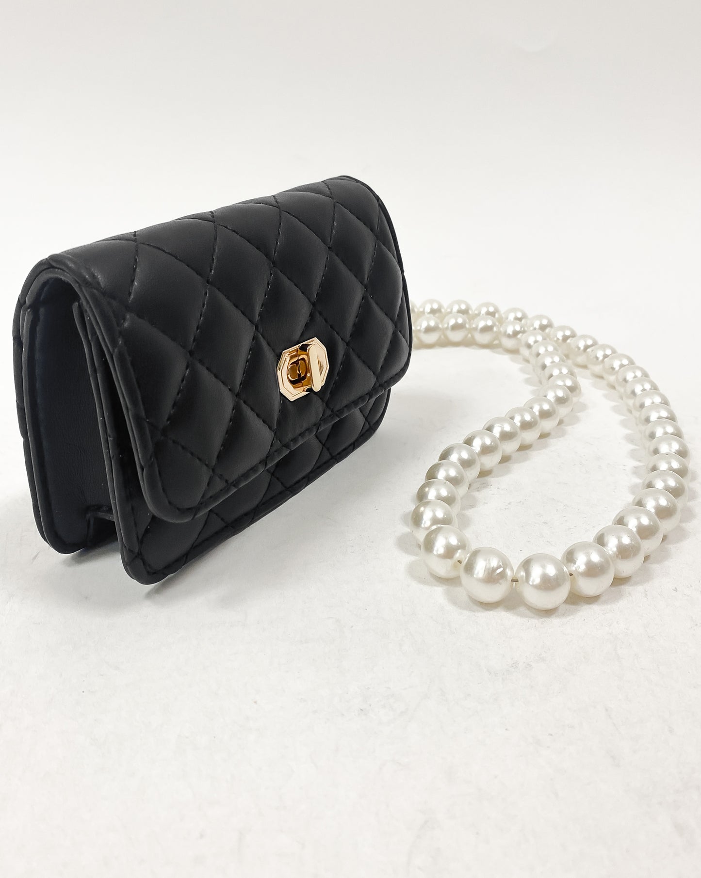 黑色 PU 皮革絎縫珍珠鏈條包 *預購*