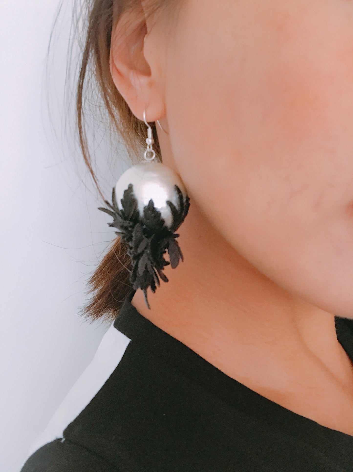 珍珠搭配黑色皮革花朵耳環