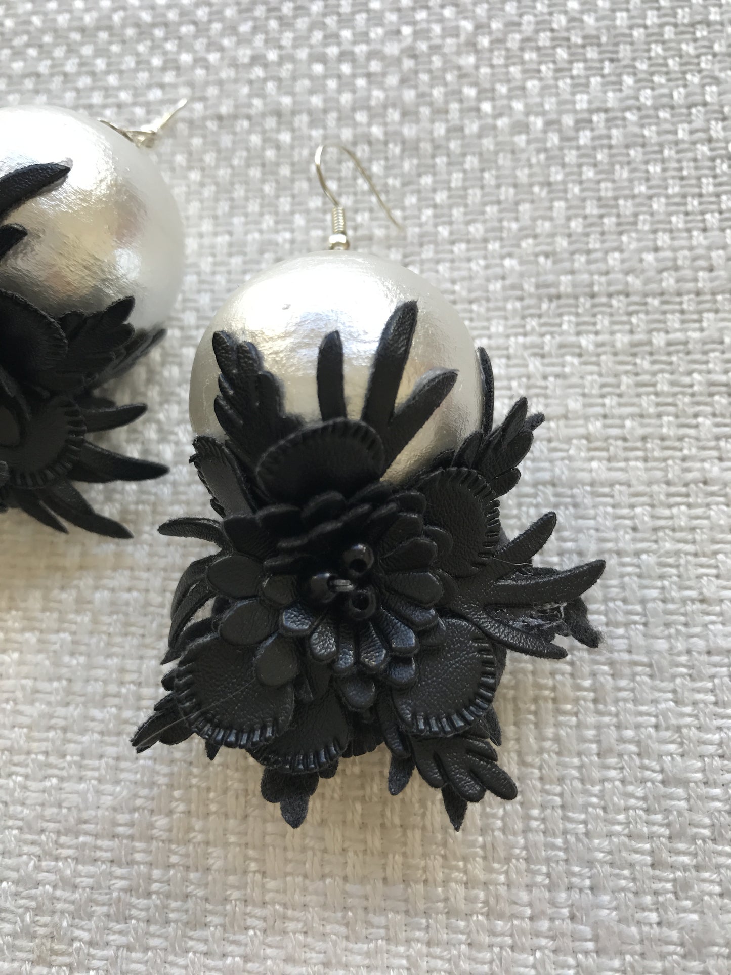珍珠搭配黑色皮革花朵耳環