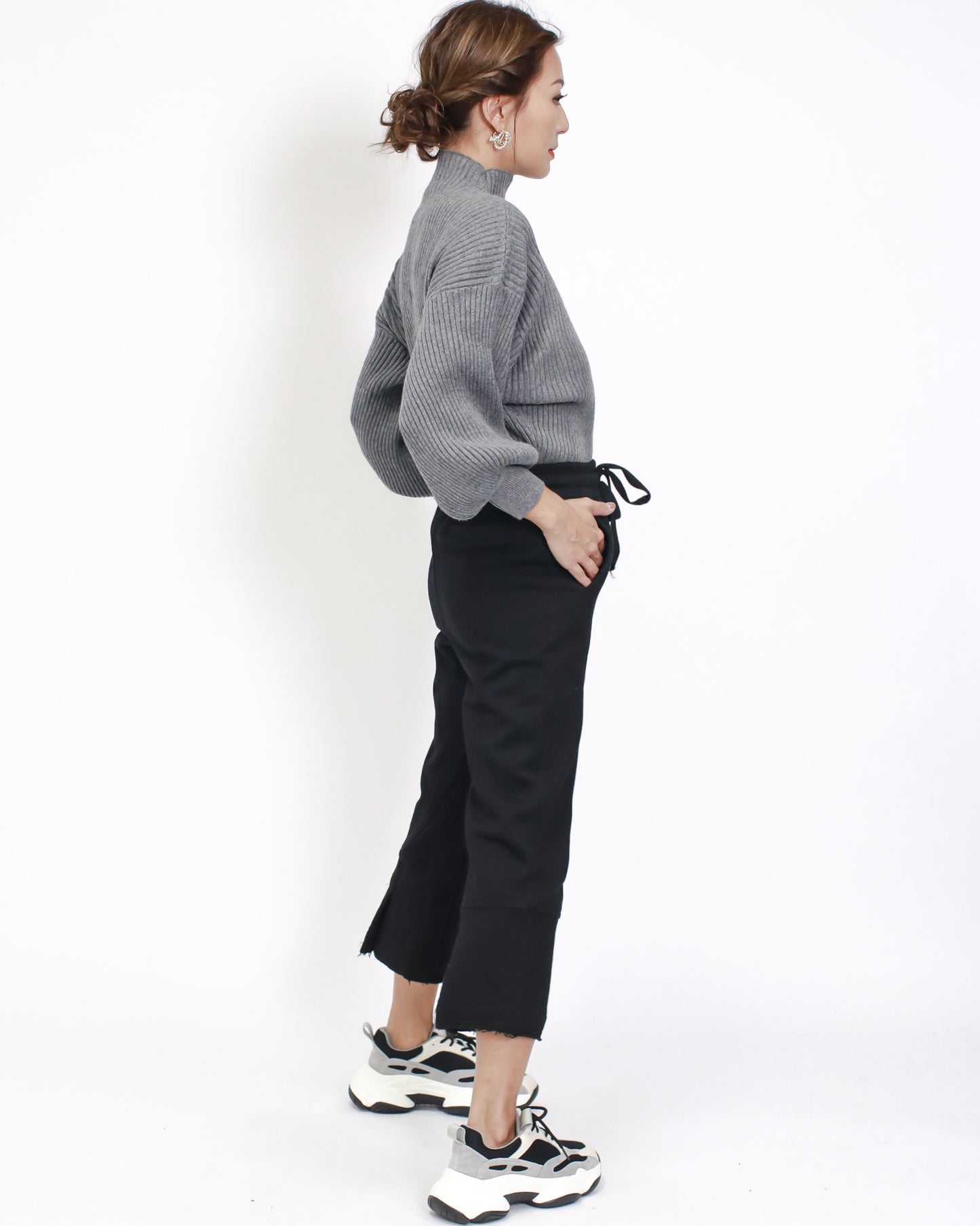 black cropped sweat pants *pre-order*