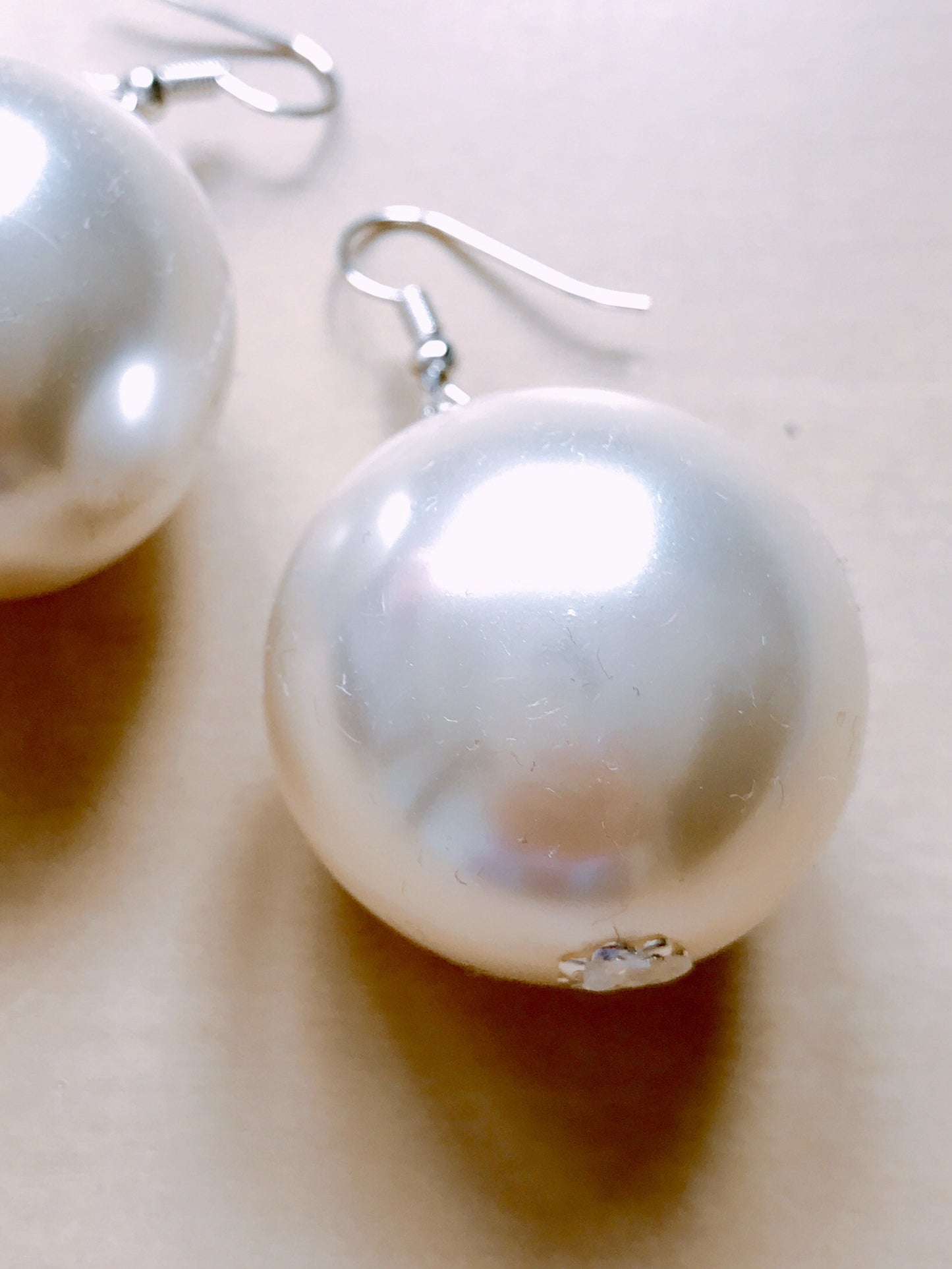 Large pearls earrings