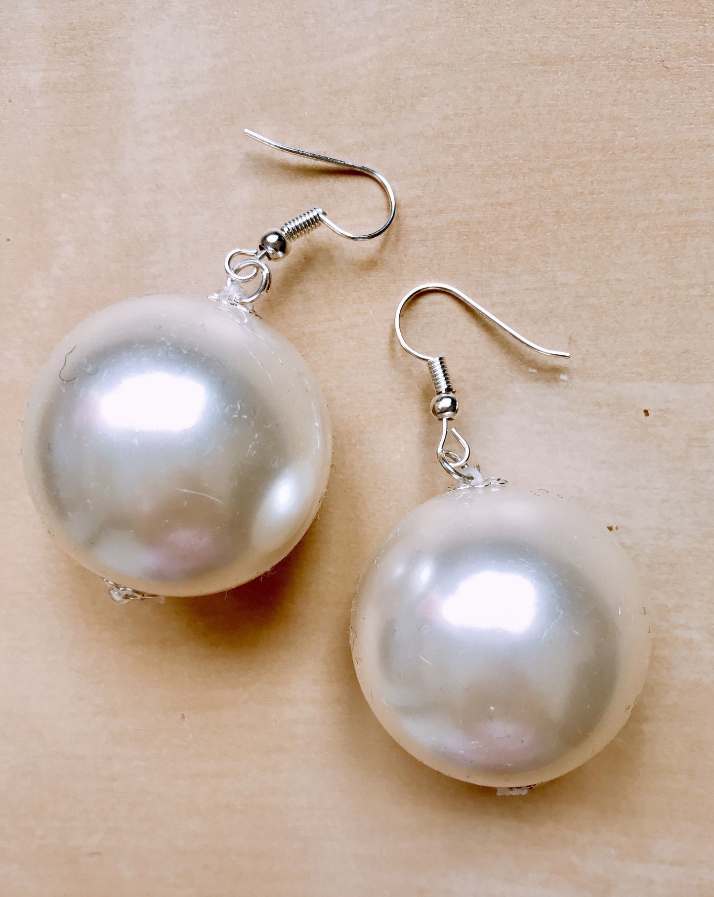 Large pearls earrings